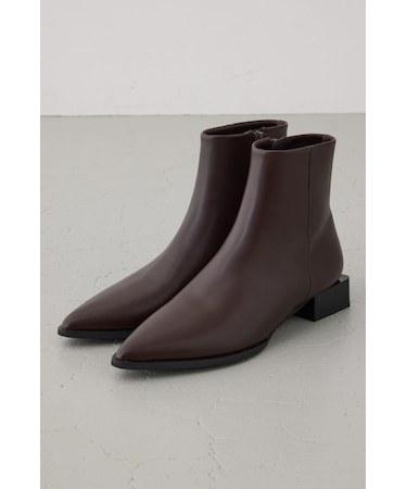 ポインテッドローヒールブーツ