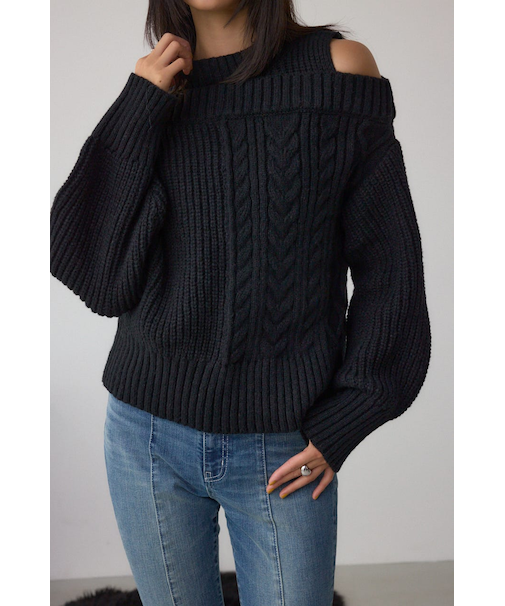 オープンショルダーケーブルニット