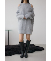 オープンショルダーケーブルニット