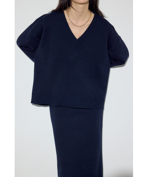 スウェットライクVネックニット