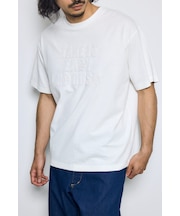 エンボスロゴTシャツ