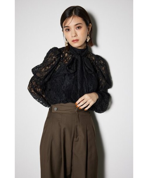 ショルダーシャーリングボウタイブラウス