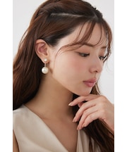 フェイクパールハンギングピアス