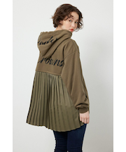 バックプリーツロゴパーカー