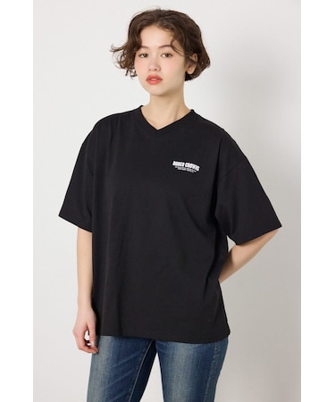【UNISEX】エンボスロゴVネックTシャツ
