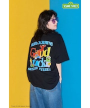 【WEB限定・一部店舗限定】（UNISEX）(SESAMESTREET)GoodLuckTシャツ