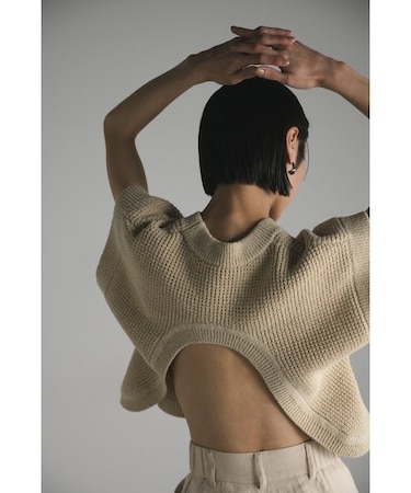 バックオープンニット