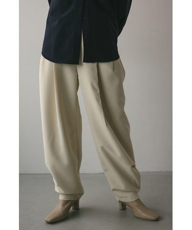 ハイウエストタックフォルムパンツ