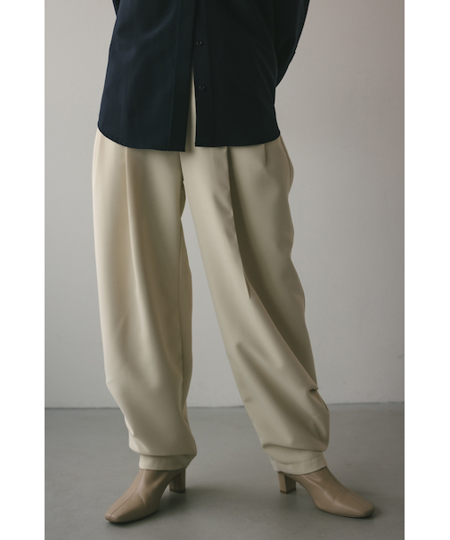 ハイウエストタックフォルムパンツ