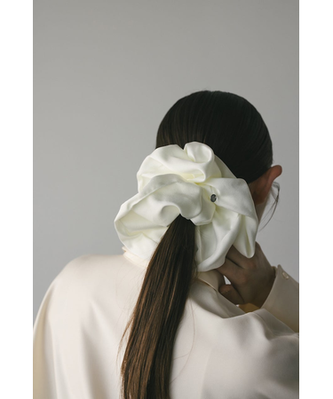 サテンボリュームシュシュ