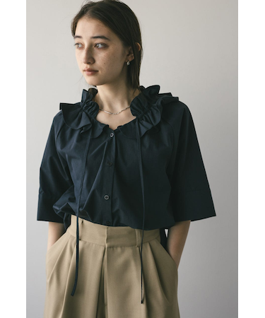 フリルカラーブラウス