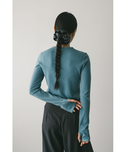 フィンガーホールクルーネックニット