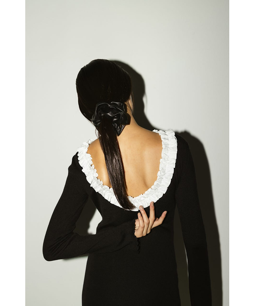 バックオープンフリルニットトップ