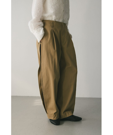 サイドタックフォルムパンツ