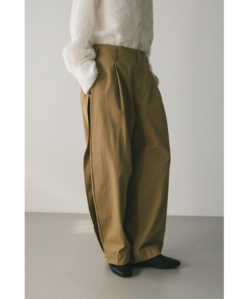 サイドタックフォルムパンツ