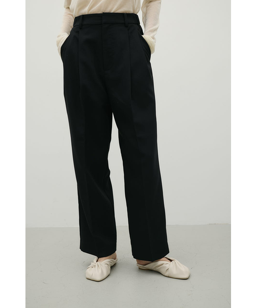 ストレートタックパンツ