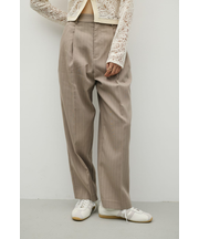 ストレートタックパンツ