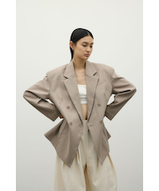 シームデザインテーラードジャケット