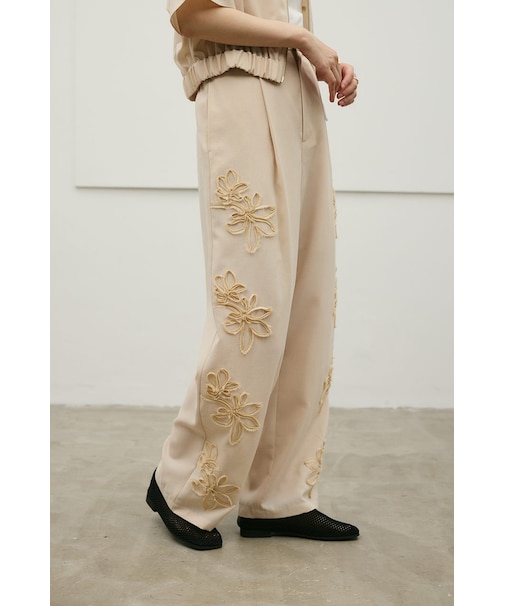 フラワーエンブロイダリータックパンツ