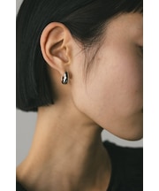 フラップフープピアス