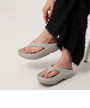 ＜OOFOS＞OOmega LUXE サンダル