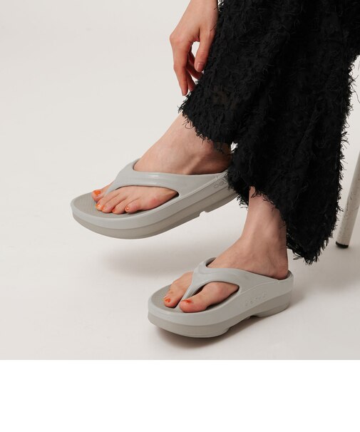 ＜OOFOS＞OOmega LUXE サンダル