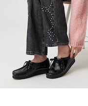 【国内EXCLUSIVE】＜Clarks Originals＞エナメル ワラビーブーツ
