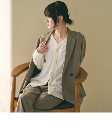【WEB限定 Wardrobe DAILY MINIMAL】ラッフル Vネックブラウス ウォッシャブル