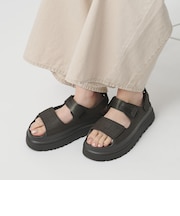 ＜UGG＞ゴールデングロウ エンボスド サンダル