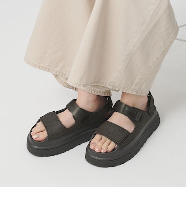 ＜UGG＞ゴールデングロウ エンボスド サンダル