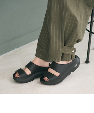 ＜OOFOS＞OOyea サンダル/ブラック