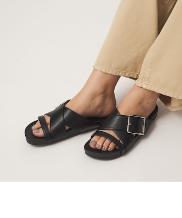 ビッグバックル フラットサンダル
