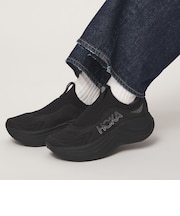 ＜HOKA＞スカイワード レースレス スニーカー