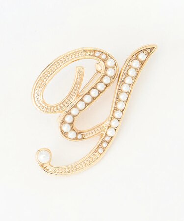パールイニシャルブローチ