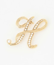 パールイニシャルブローチ