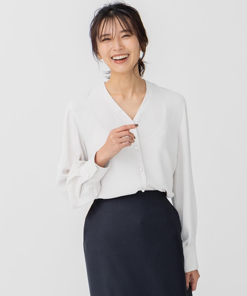 バックサテンアムンゼン Vネック ブラウス｜ニジュウサンクの通販