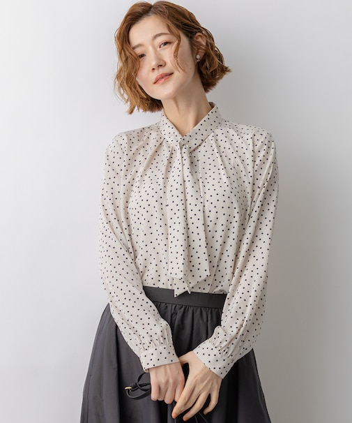 ランダムドットプリント タックブラウス