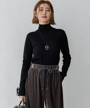 【CLASSY.掲載】スムージーコットン タートルネック ニット