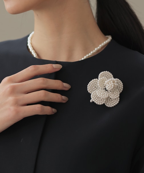 カメリアビーズブローチ