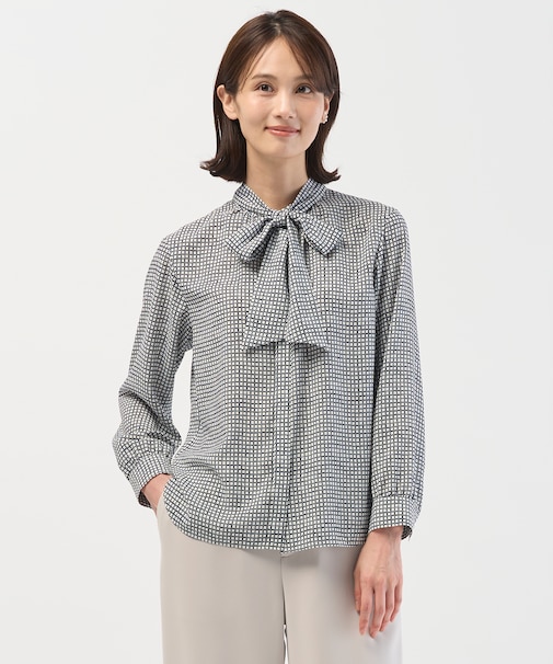 【洗える】ジーナ梨地 幾何プリント ブラウス