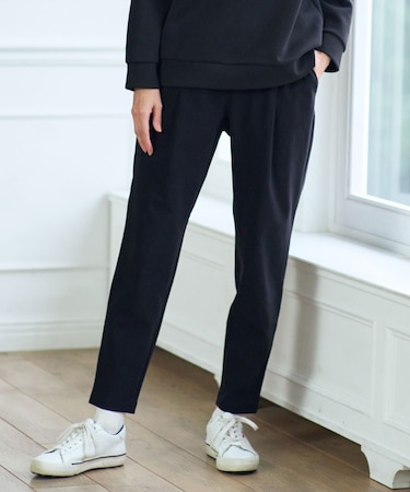 【WOMEN】タック入り テーパードパンツ