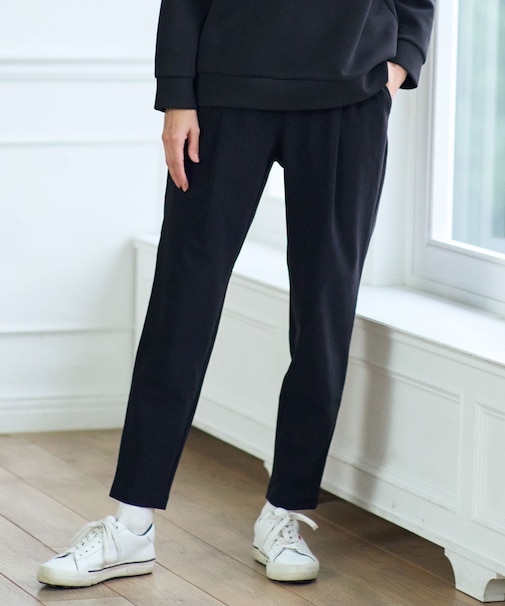 【WOMEN】タック入り テーパードパンツ