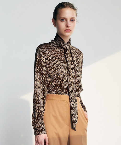 【30th ANNIVERSARY】 モノグラムプリントスムース ボウタイブラウス