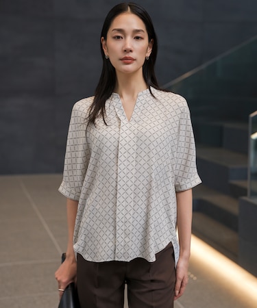 【WEB限定】BackSatinAmunzen 5分袖キーネックブラウス