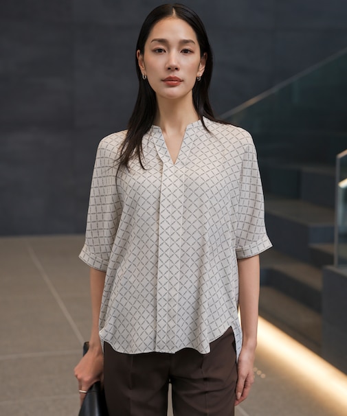 【WEB限定】BackSatinAmunzen 5分袖キーネックブラウス