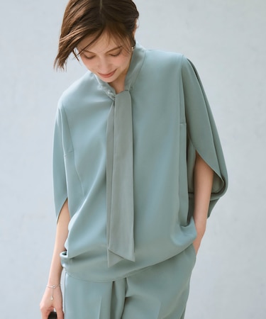 【新色追加・WEB限定カラーあり】FluidBackSatin ドルマンスリーブボウタイブラウス