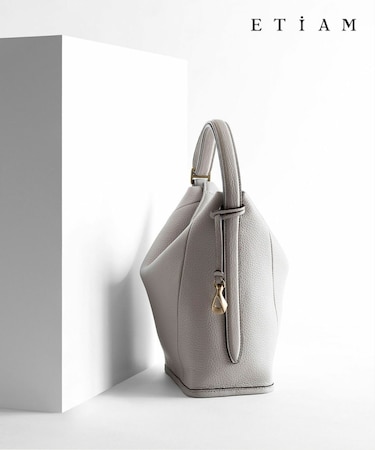 【ETIAM】シュリンク ハンド＆バングルバッグ《Follow》