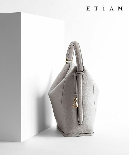 【ETIAM】シュリンク ハンド＆バングルバッグ《Follow》