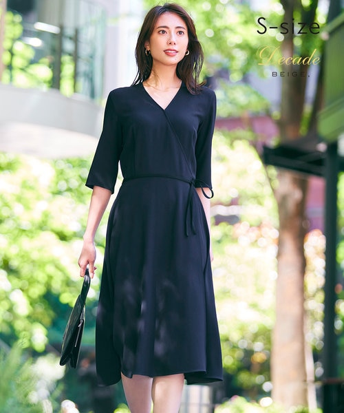 未使用タグ付き サイズ10✨ベイジ CINDY ラップワンピース 黒 2023年 未使用タグ付き サイズ10✨ベイジ CINDY ラップワンピース 黒 2023年