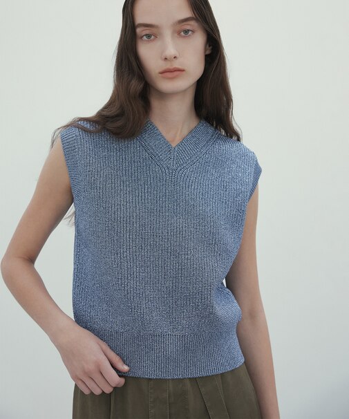 【洗える・eclat 5月号掲載】VANDA / ラメ入りVネックノースリーブニット